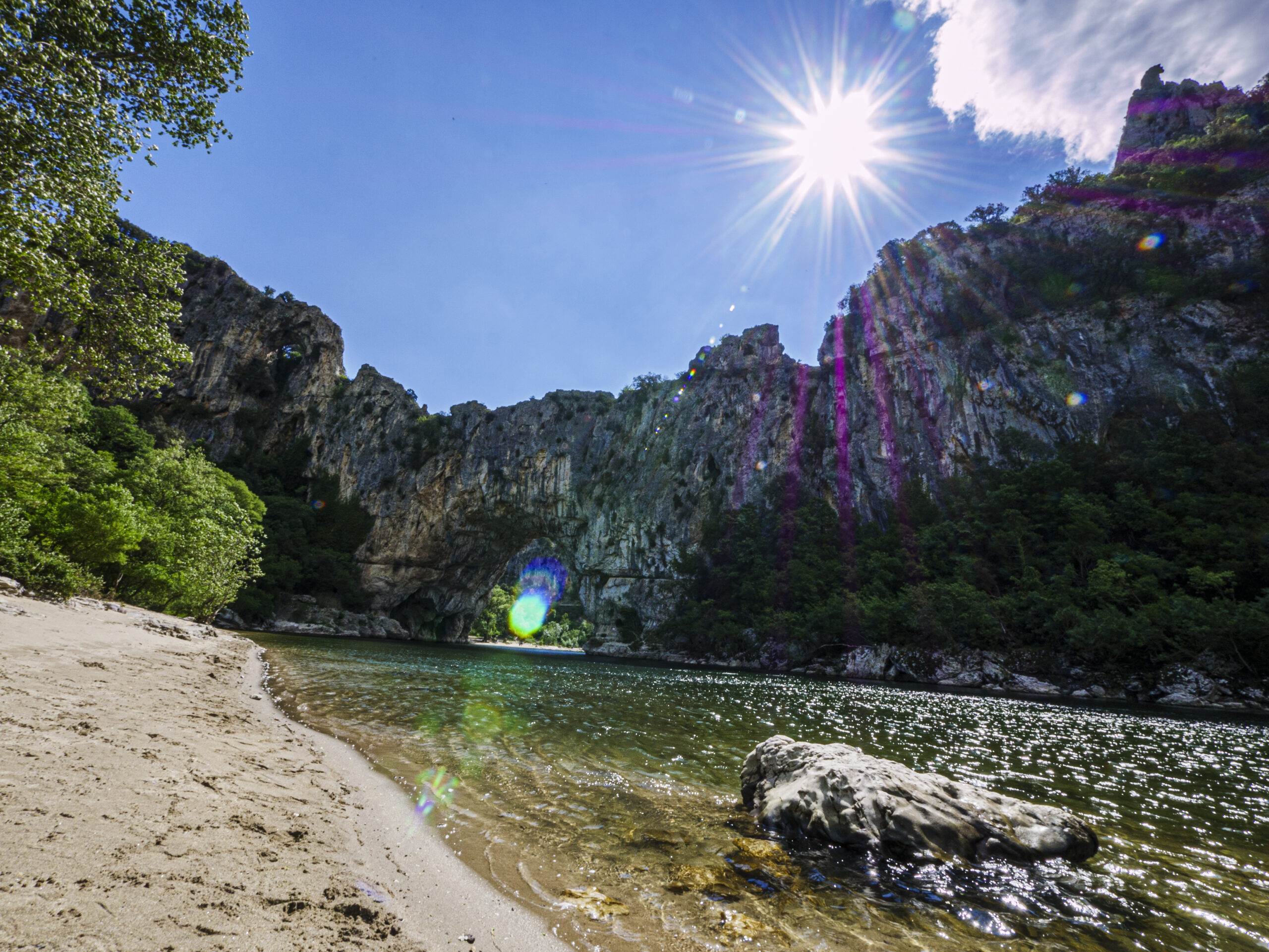 Pont d’Arc au-dessus de la rivière dans les gorges de l’Ardèche. Sébastien Crego — licence CC BY-SA 4.0 — Wikimedia Commons.