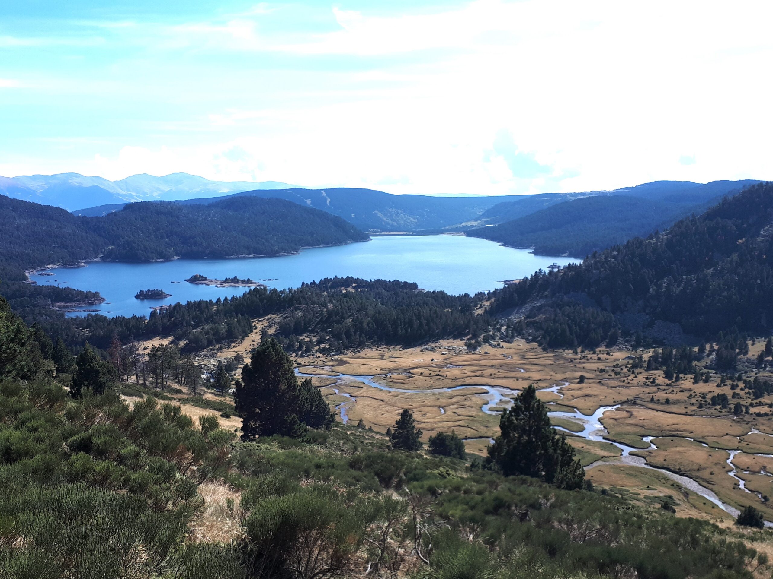 Lac des Bouillouses entouré de montagnes dans les Pyrénées catalanes