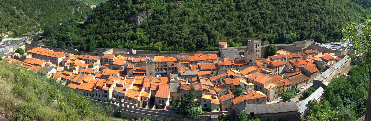 Vue panoramique de Villefranche-de-Conflent, cité fortifiée des Pyrénées-Orientales — Crédit : Javier Pais, CC BY 2.0