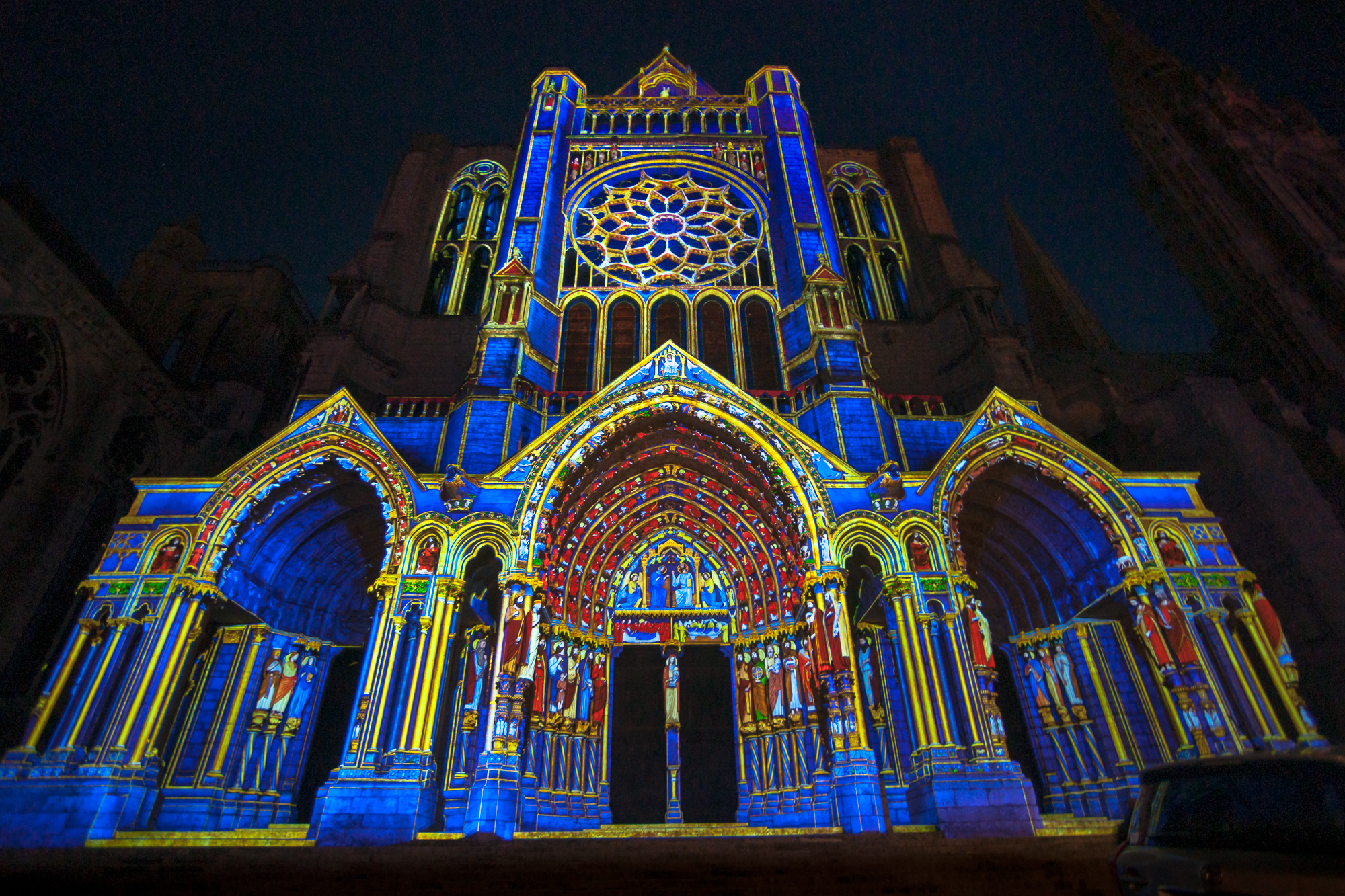 Façade de la cathédrale illuminée pendant Chartres en lumières. Photo : PtrQs — CC BY-SA 4.0 — Wikimedia Commons