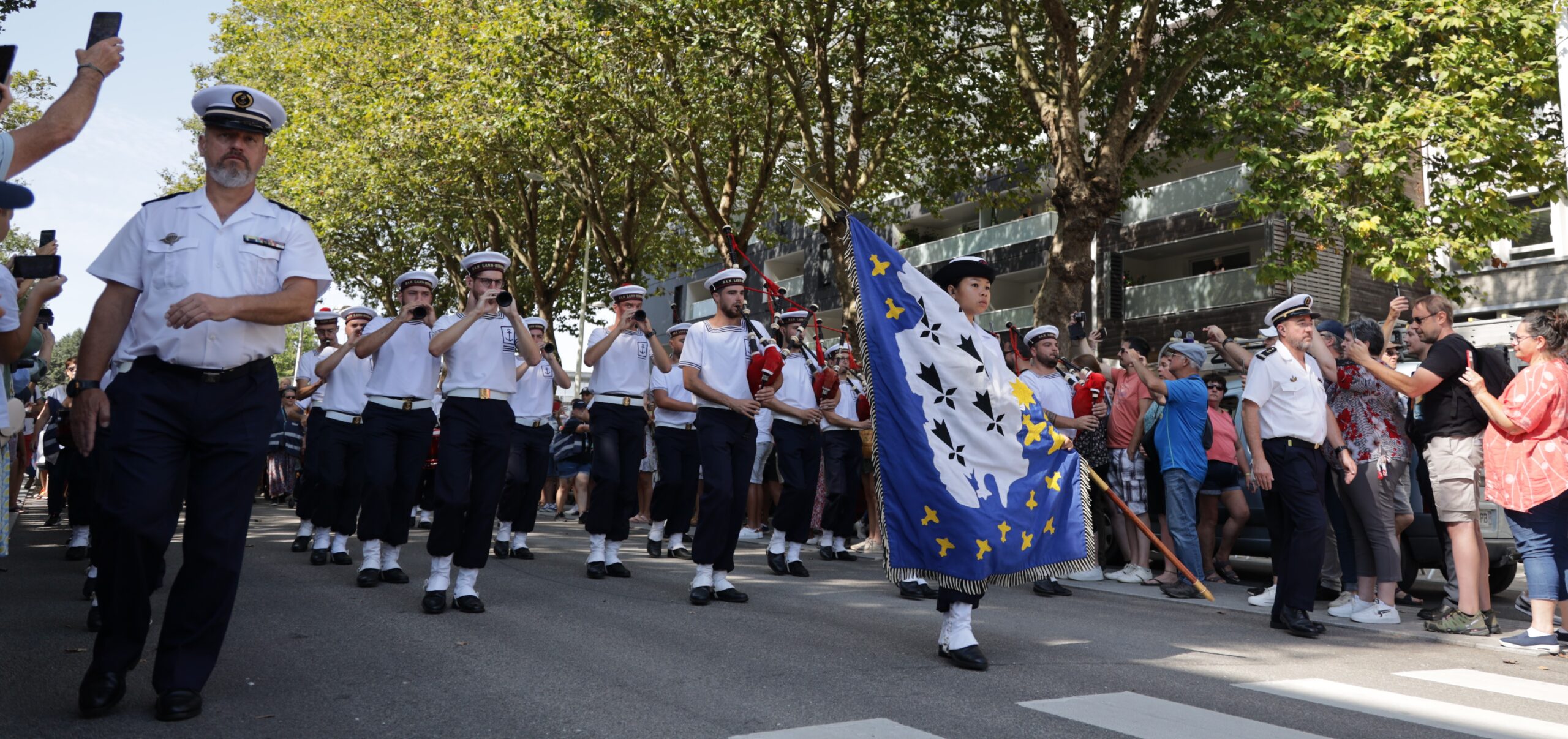 Bagad en parade pendant le Festival Interceltique de Lorient. Photo : XIIIfromTOKYO — CC BY-SA 4.0 — Wikimedia Commons