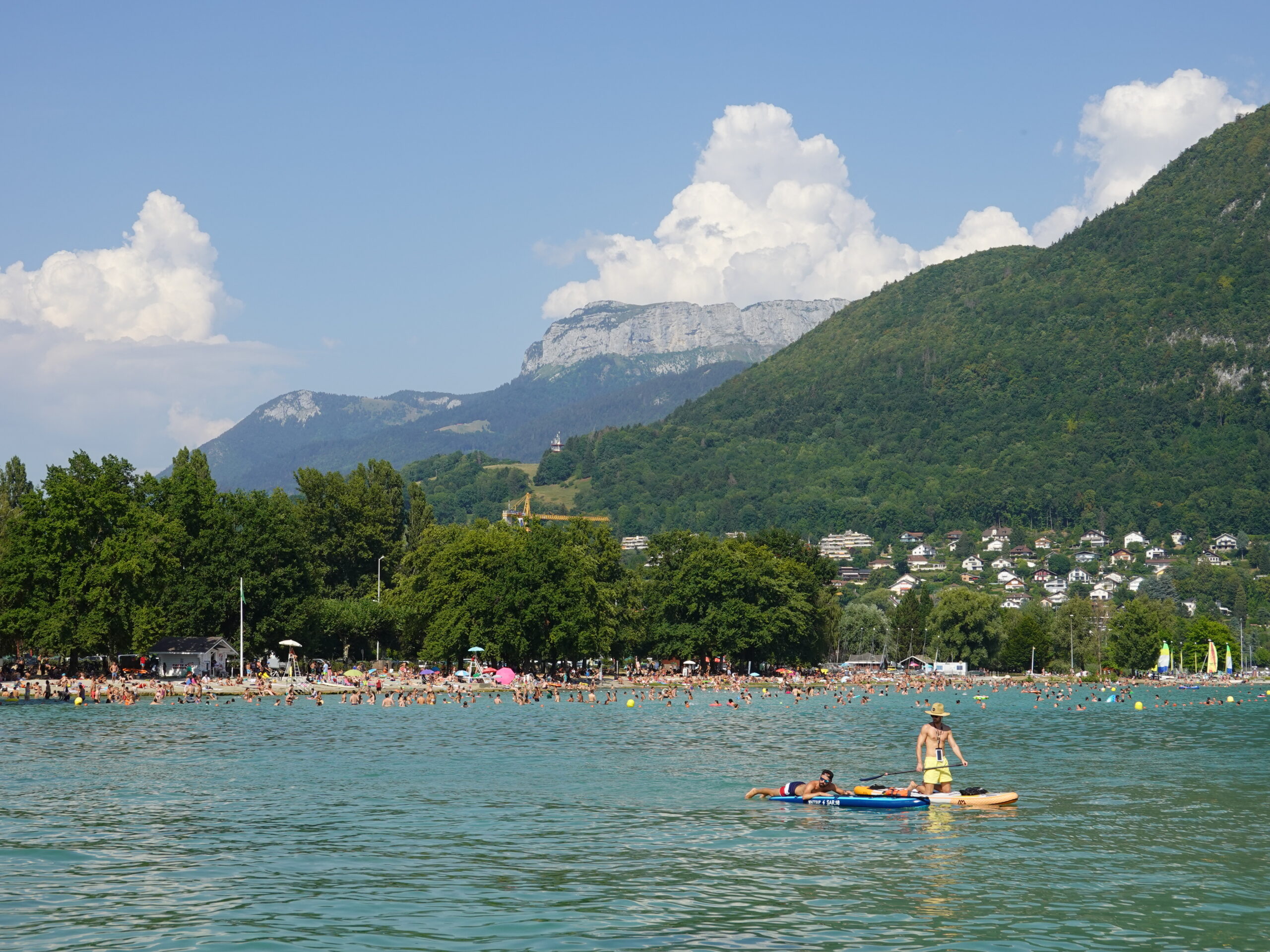 Vue estivale de la plage d’Albigny et du lac d’Annecy. Photo : Guilhem Vellut — CC BY 2.0 — Wikimedia Commons