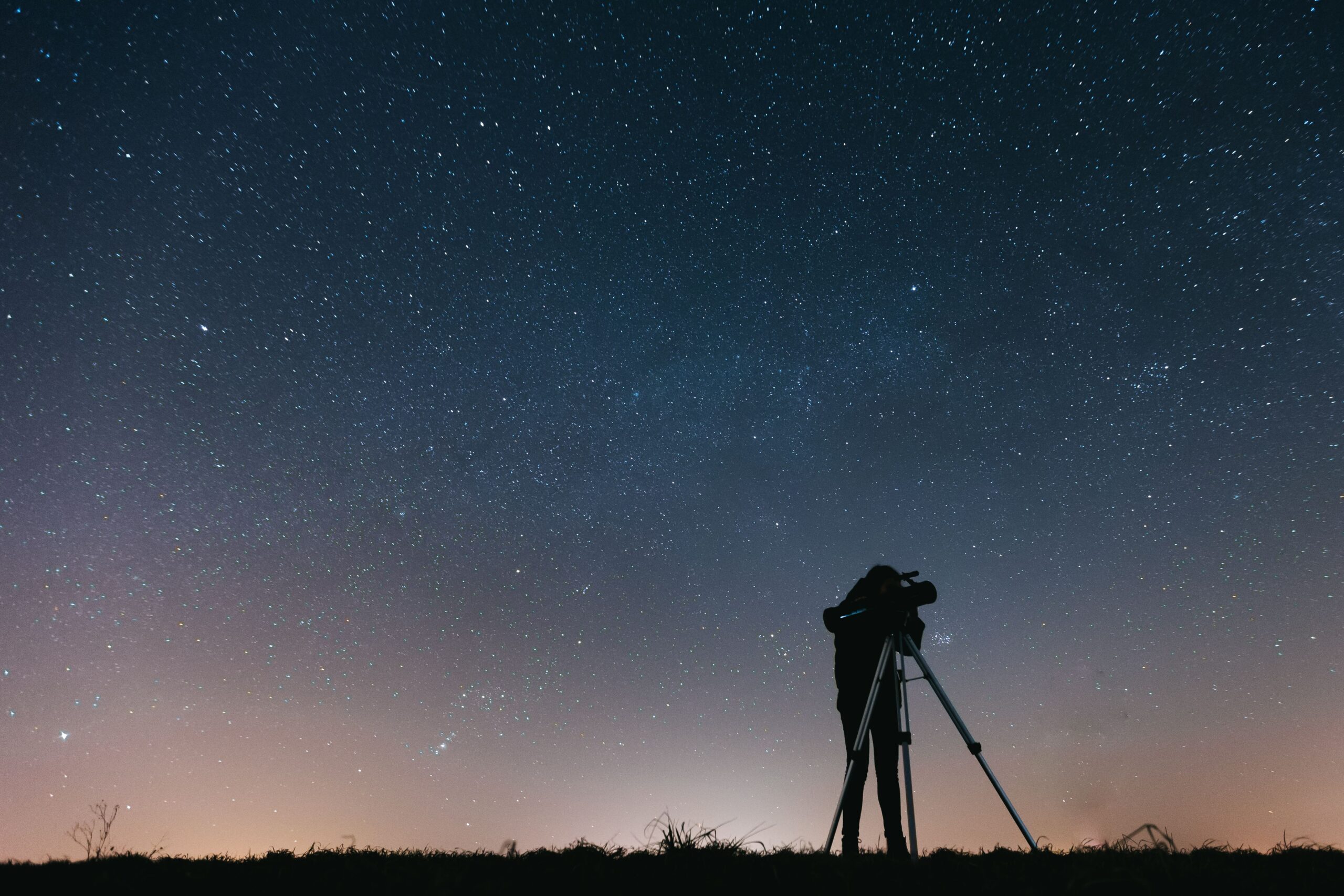 Observation du ciel étoilé avec un télescope lors d’une sortie nocturne