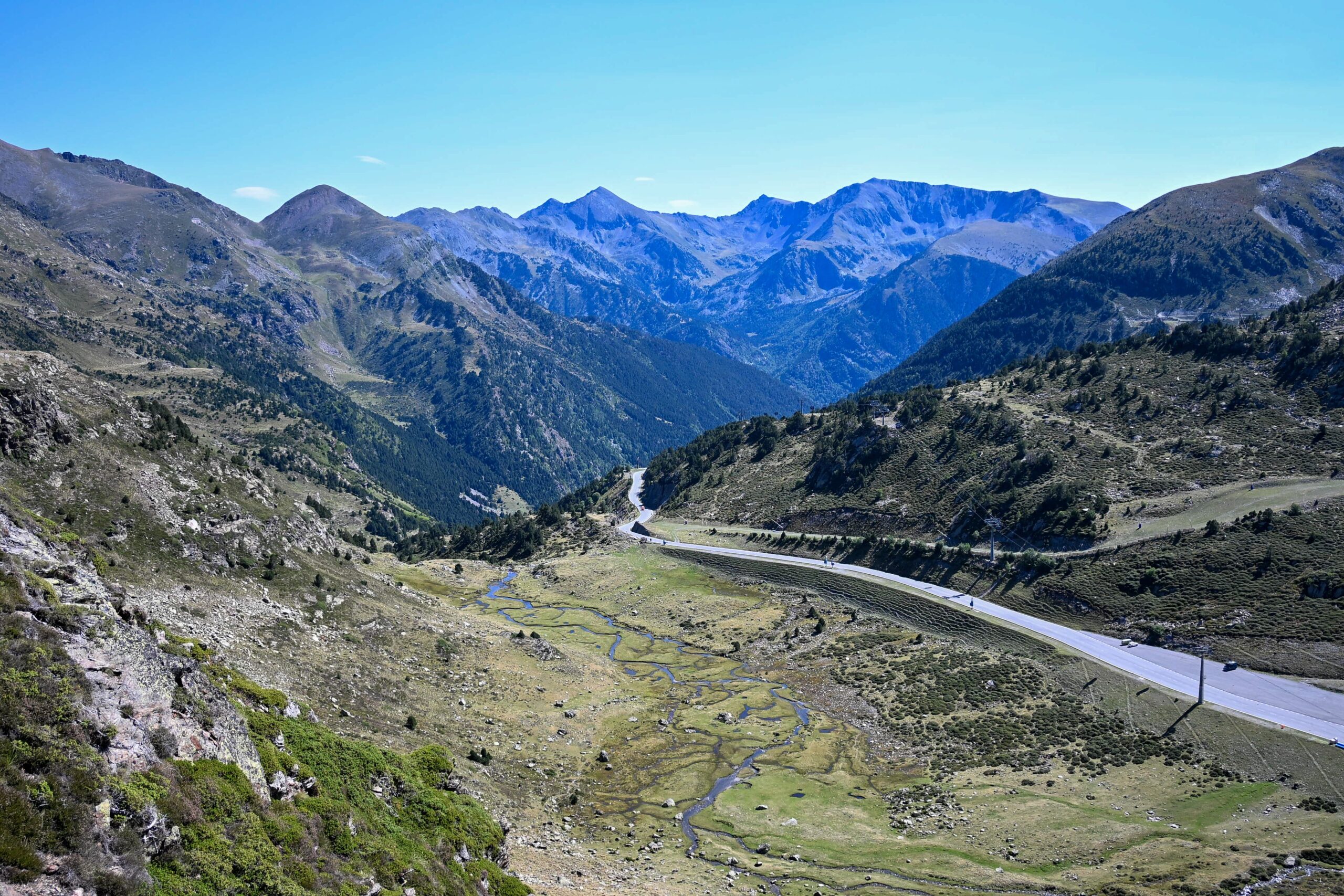 Route de montagne en Andorre lors d’un circuit groupe dans les Pyrénées