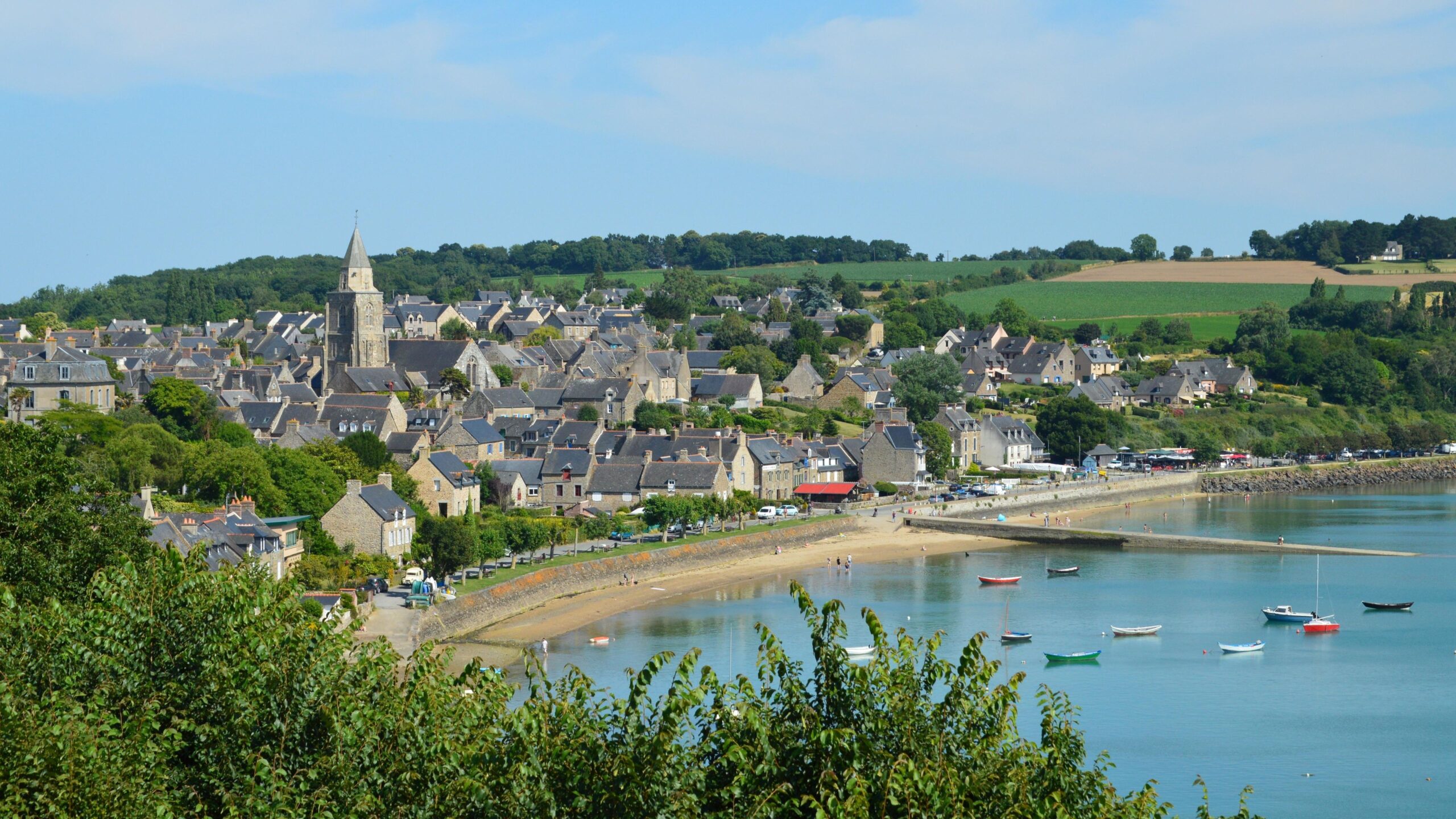 Village côtier en Bretagne pour une sortie de groupe en juillet