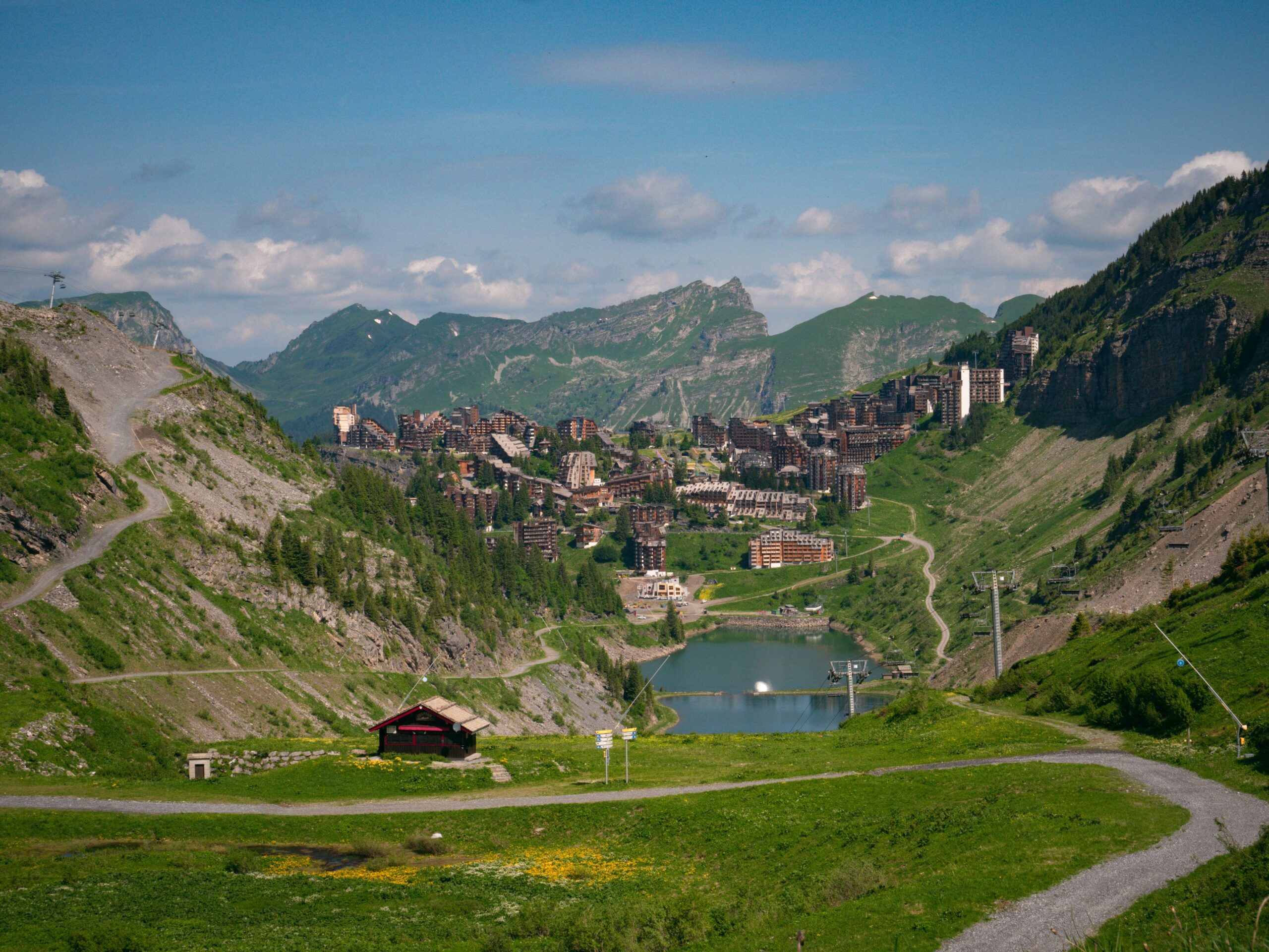 Paysage de montagne en été pour une activité de groupe