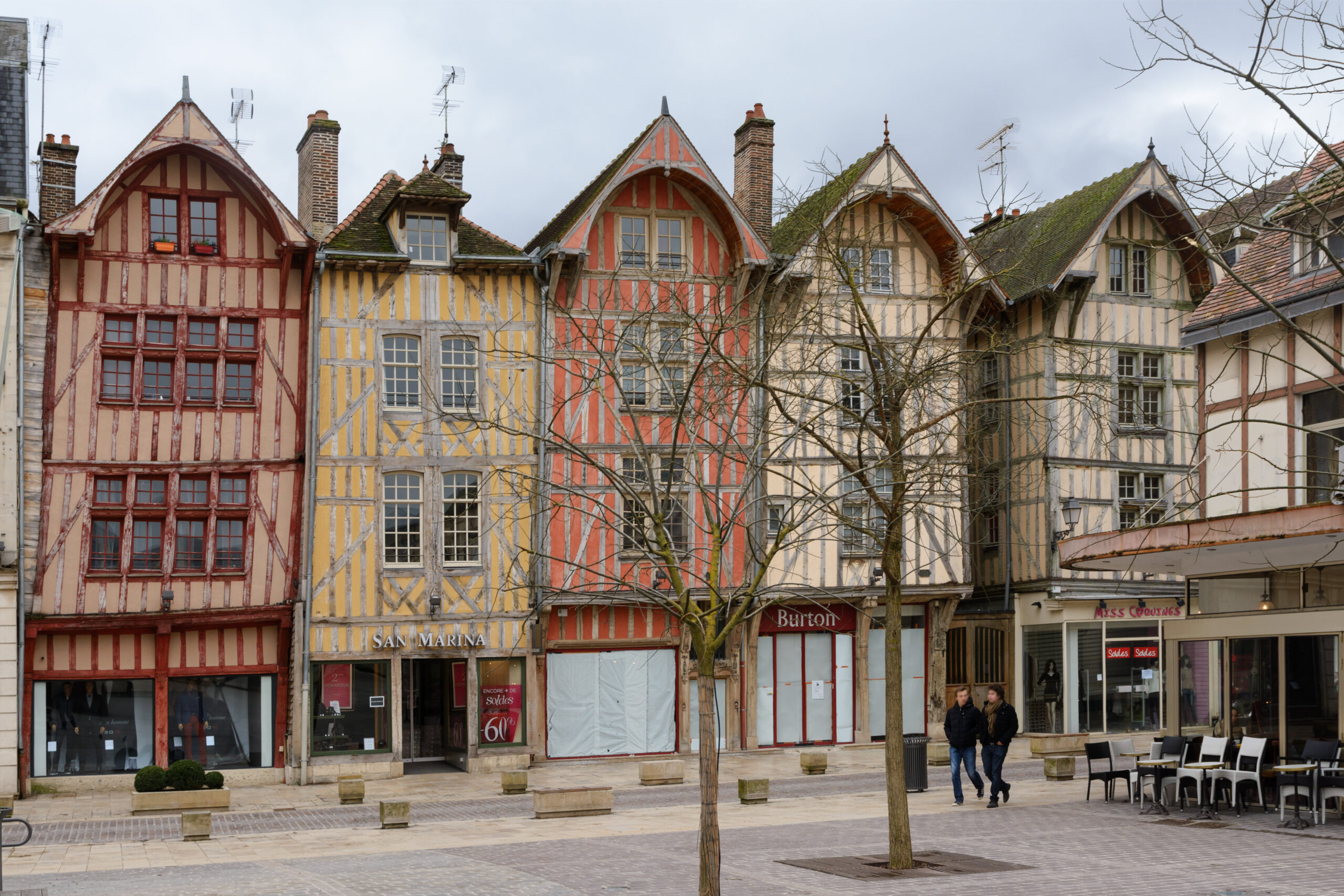 Maisons à pans de bois dans le centre historique de Troyes. Myrabella — Wikimedia Commons — CC BY-SA 4.0