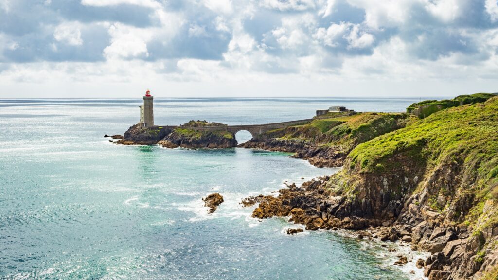 Côte bretonne avec phare pour un voyage en groupe en Bretagne