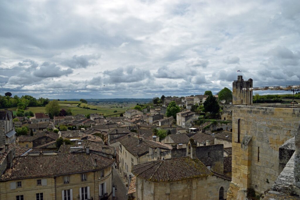 Vue sur Saint-Émilion pour un voyage en groupe en Nouvelle-Aquitaine