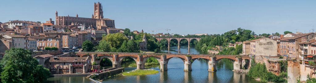 Vue panoramique d’Albi avec la cathédrale Sainte-Cécile et le Tarn