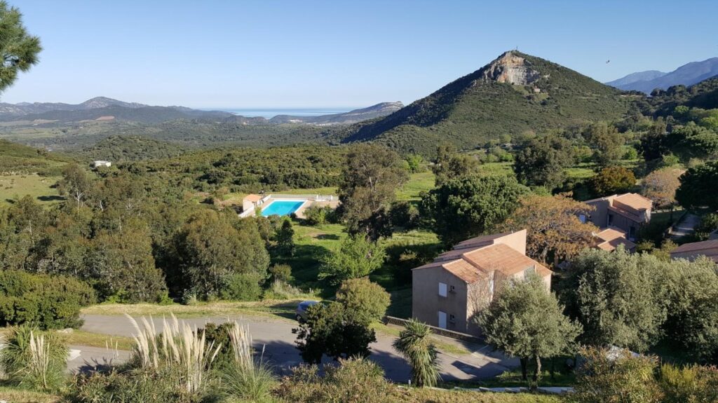 Paysage de Haute-Corse entre maquis, montagne et Méditerranée pour séjour randonnée en groupe